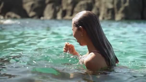 Junge erwachsene Frau schwimmt im Ozeanwasser — Stockvideo