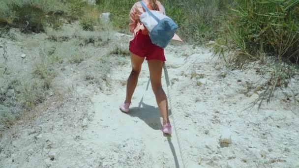 山の中を歩くためにロープを使用して若い大人の女性 — ストック動画