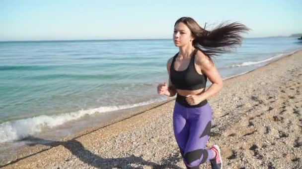 Adulto joven y mujer deportiva corriendo al aire libre — Vídeos de Stock