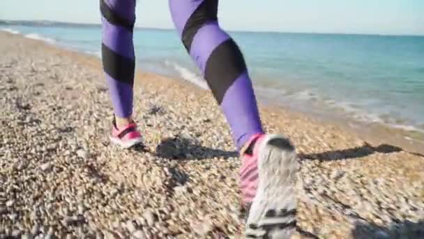 Joven mujer deportiva adulta corriendo al aire libre en el día soleado — Vídeo de stock