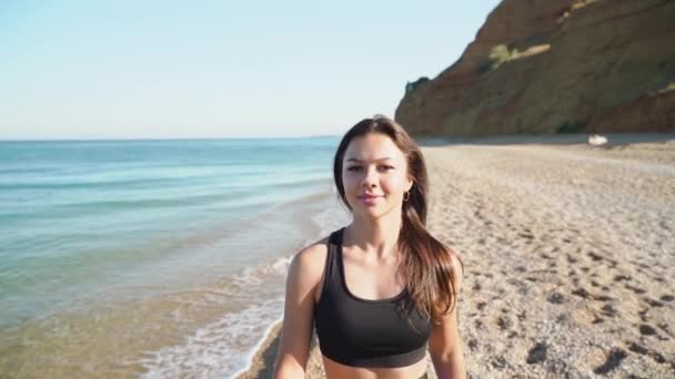 Joven mujer adulta pasando fin de semana cerca del océano — Vídeo de stock