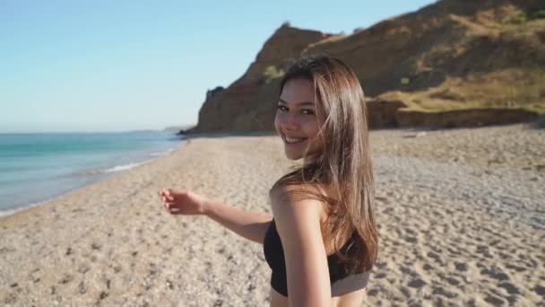 Joven chica atlética adulta caminando en la playa en ropa deportiva — Vídeos de Stock