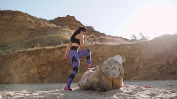 Молодая спортивная женщина делает спортивную подготовку на открытом воздухе — стоковое видео