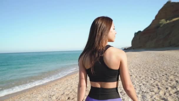 Young adult girl with sporty body spending weekend near ocean — Stock Video