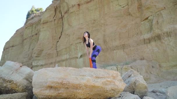 Joven adulto y deportista chica entrenamiento con espander al aire libre — Vídeos de Stock