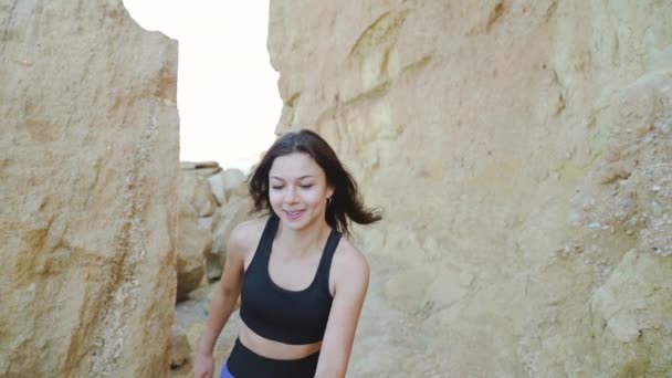 Молодая взрослая девушка со спортивным телом улыбается и проводит день на открытом воздухе — стоковое видео