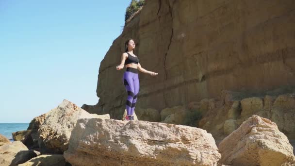 Молодая спортивная девушка делает тренировки на открытом воздухе — стоковое видео