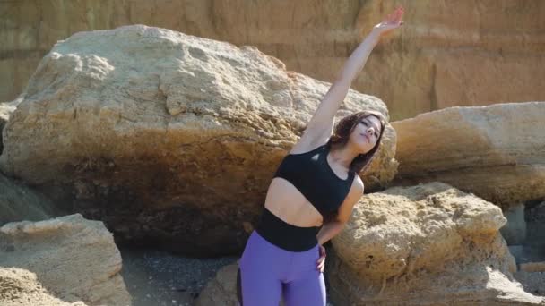 Ung vuxen idrottskvinna gör flexibilitet träning utomhus — Stockvideo