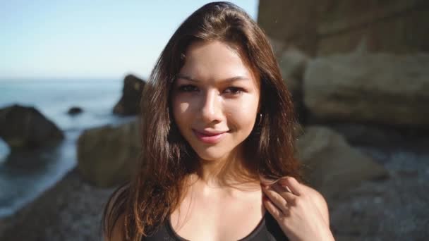 Young adult woman looking at camera with smiling face — Stock Video