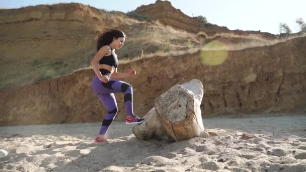 Joven adulto y deportivo chica entrenamiento al aire libre — Vídeos de Stock