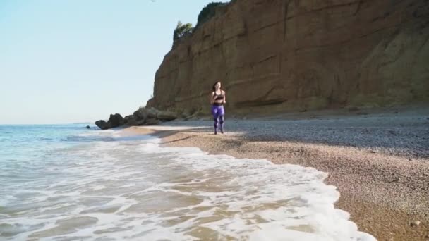 Jovem mulher adulta com corpo desportivo correndo ao ar livre — Vídeo de Stock