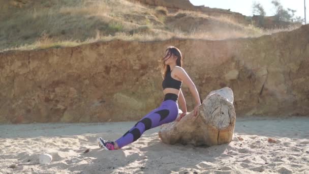 Jeune fille adulte avec entraînement sportif du corps en plein air — Video