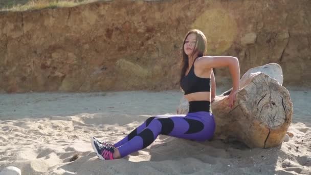 Молодая взрослая девушка в спортивной форме тренировки на открытом воздухе — стоковое видео