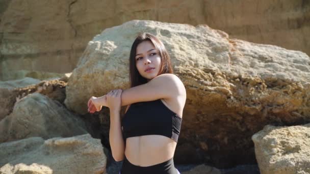 Joven adulto y deportivo chica haciendo calentamiento entrenamiento al aire libre — Vídeos de Stock