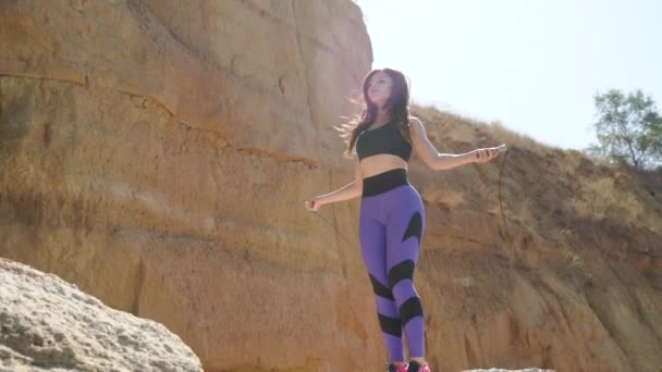 Joven adulto deportes mujer haciendo cardio deporte entrenamiento al aire libre — Vídeos de Stock