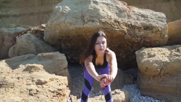Концентрированные молодые спортивные девушки спортивной подготовки на открытом воздухе — стоковое видео
