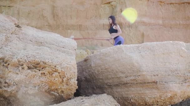 젊은 운동 선수 소녀 가 옥외 훈련을 하고 있다 — 비디오