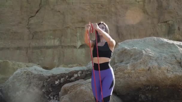 Mujer atlética joven adulta usando ropa deportiva, entrenamiento al aire libre — Vídeos de Stock