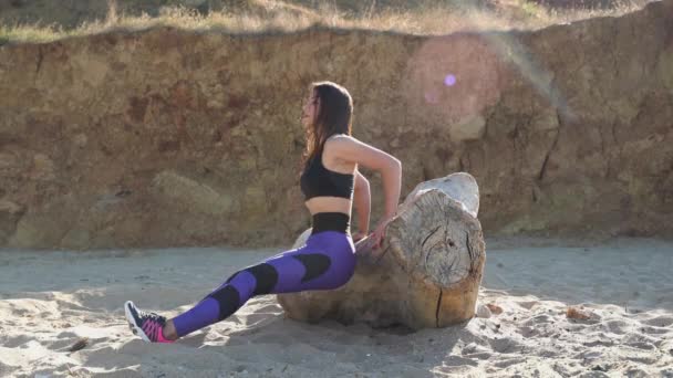 Jovem mulher atlética adulta fazendo fitness e treinamento esportivo ao ar livre — Vídeo de Stock