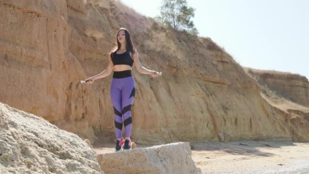Молодая спортивная девушка делает ее фитнес-тренировки на открытом воздухе — стоковое видео