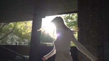 Genç yetişkin bir kadın şehirde dönüp duruyor.