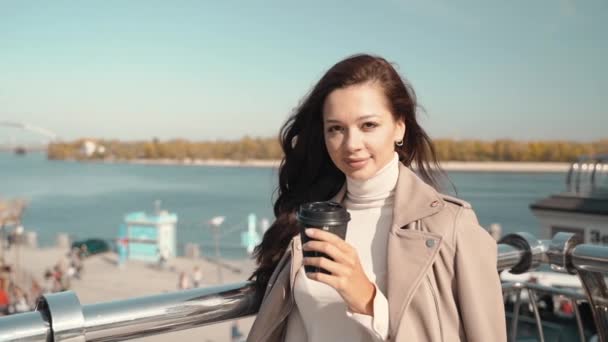 Jonge volwassen vrouw met drank in papieren beker — Stockvideo