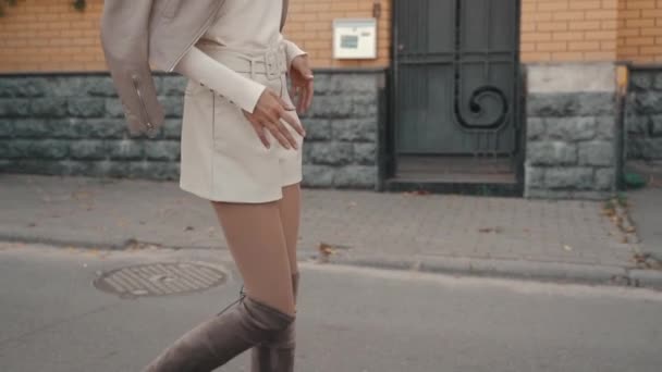 Молодая взрослая женщина ходит по городской улице — стоковое видео