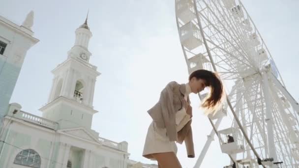 Mladá dospělá dívka tráví den chůze na ulici města — Stock video