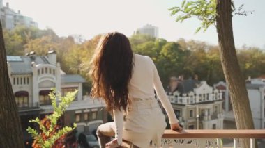 Genç yetişkin model güneşli bir günde şehirde dinleniyor.