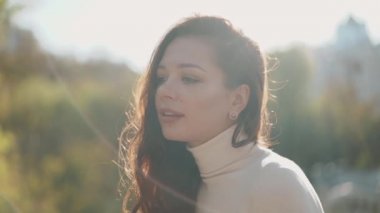 Genç bayan başka tarafa bakıyor ve gülümsüyor.