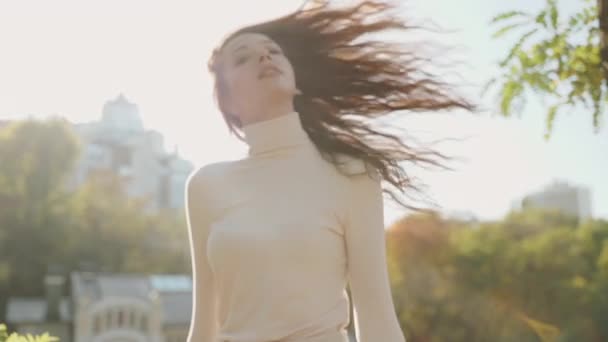 Fiatal felnőtt személy gyönyörű hosszú haj pihenő szabadban — Stock videók