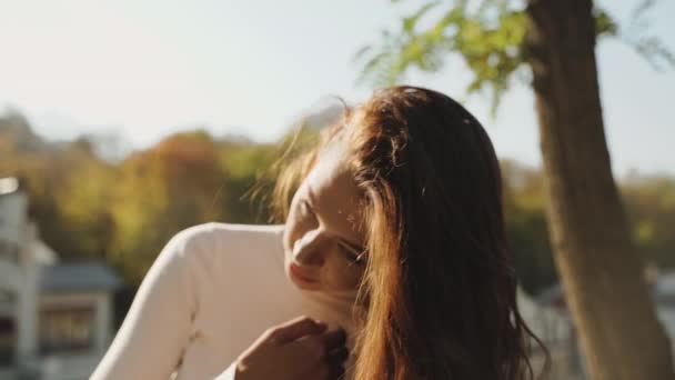 Молодая женщина отдыхает в городском парке — стоковое видео