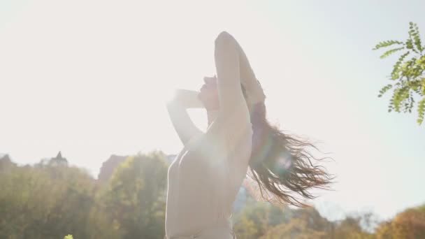 Junge erwachsene Dame ruht sich an sonnigem Tag im Stadtpark aus — Stockvideo