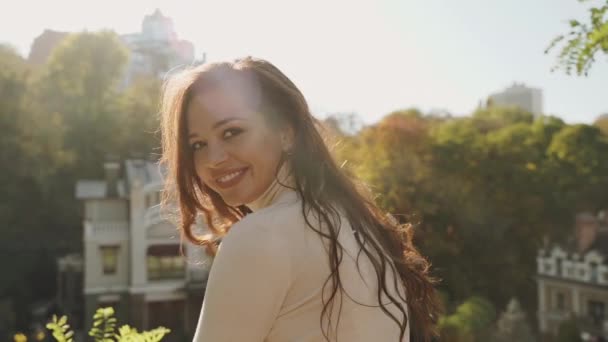 Jeune adulte se reposant dans le parc de la ville et souriant large — Video