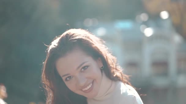 Jonge volwassen dame lachend breed en kijkend naar camera — Stockvideo