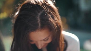 Genç yetişkin model kameraya bakıyor ve gülümsüyor.