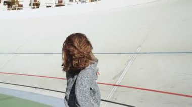 Neşeli bir an, şehir ortamında özgürce dönüp duran bir kadını yakalar. Zevk ve özgürlüğü çağrıştırır. Modern şehir yaşam tarzı ve mutluluk kavramı. Ağır çekim. Yüksek kaliteli HD görüntüler