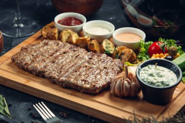 Fırında patates ile kızarmış biftek