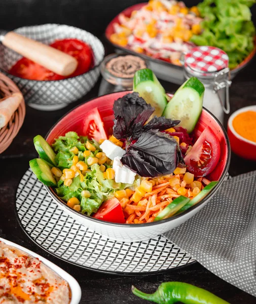 Groente salade met maïs en kaas — Stockfoto