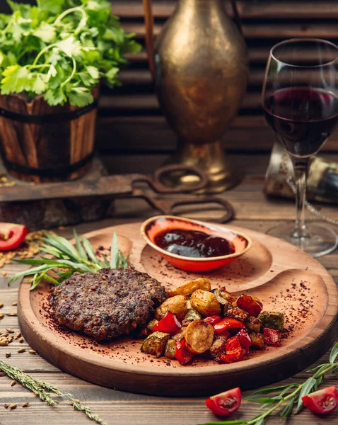 Chuleta de carne con patatas y verduras —  Fotos de Stock