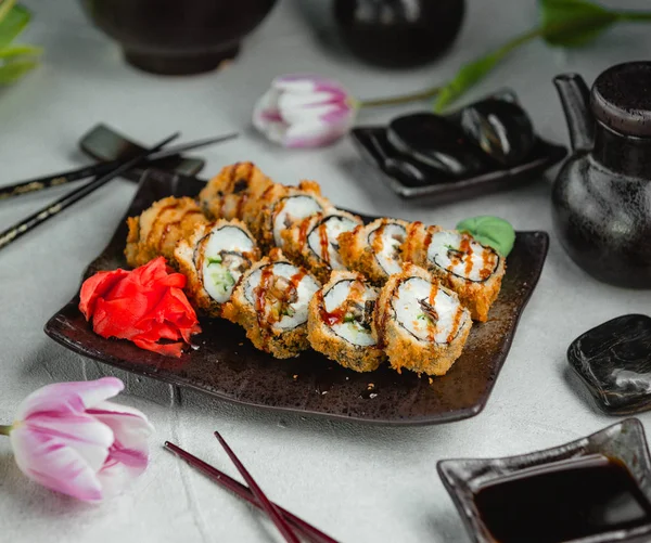 Zencefil ve wasabi ile kızarmış suşi
