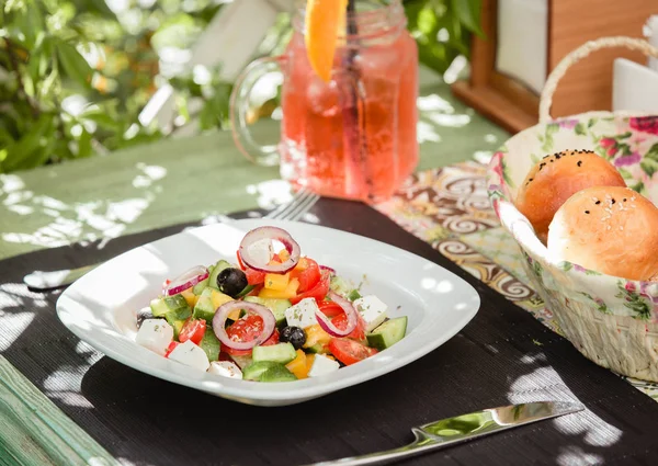 Griechischer Salat mit Oliven — Stockfoto