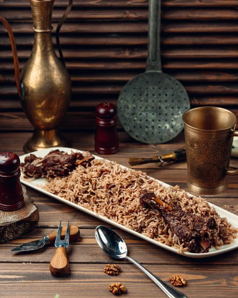 Gebakken vlees met rijst in saus — Stockfoto