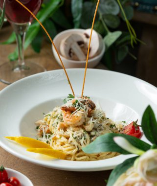 Peynir ve karides ile tepesinde kremalı makarna