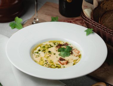 Yeşillik ve kraker ile Kremsi salata