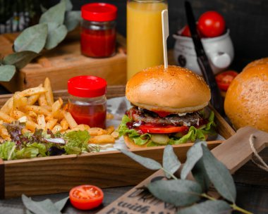 Hambruger baharatlı patates kızartması ile servis