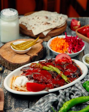 Dilimlenmiş et ketçap ve biber ile tepesinde