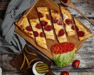 Dilimler halinde kesilmiş sosis pide