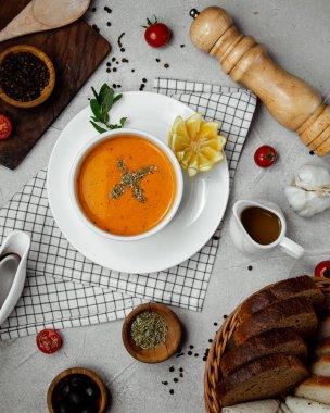 Mercimek çorbası kuru nane ile tepesinde