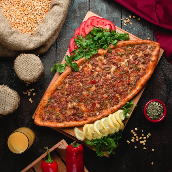 Et ve kırmızı biber ile baharatlı pide